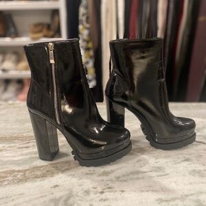 NEW Black faux patent zippered heel boots size 7